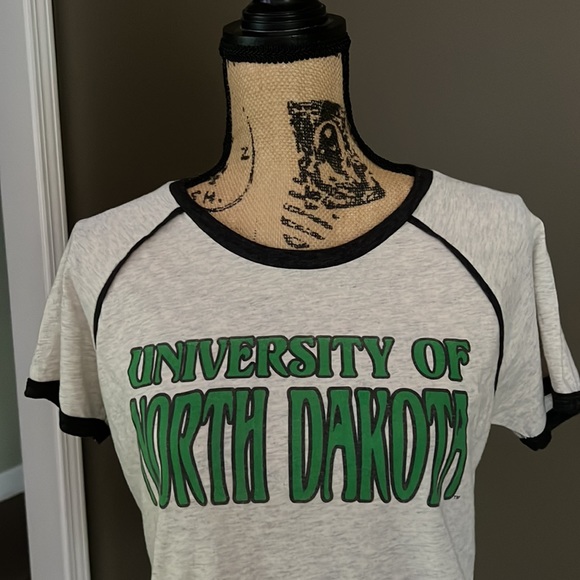 University of North Dakota T-Shirt - Picture 2 of 4